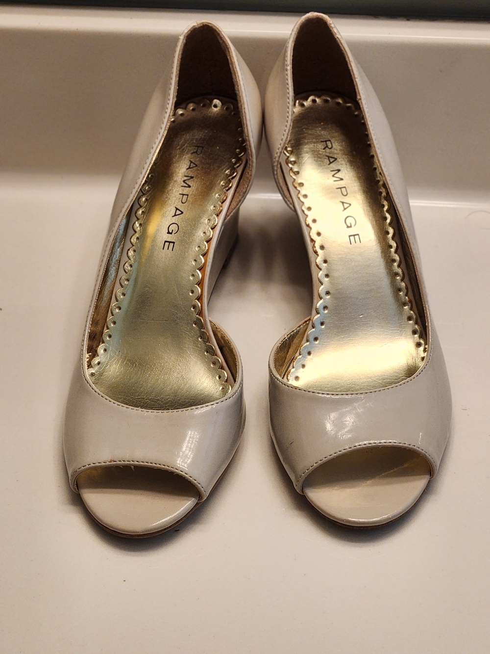 Vintage Rampage Women's Peep Toe Heels Wedges in Cream with Gold Insole Size 8